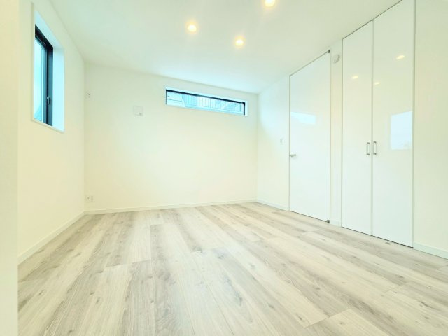 中野区新井1丁目 全2棟 A号棟の洋室|3階7.1帖洋室
プライベート空間も快適
全室6.0帖以上で広さもしっかりと確保