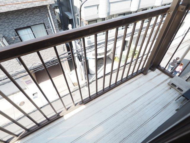 反対側にもバルコニーがございます。