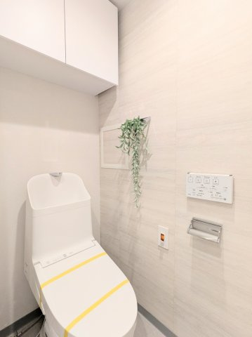 ライオンズステージ門前仲町冬木のトイレ|～吊戸棚付きのトイレ写真～