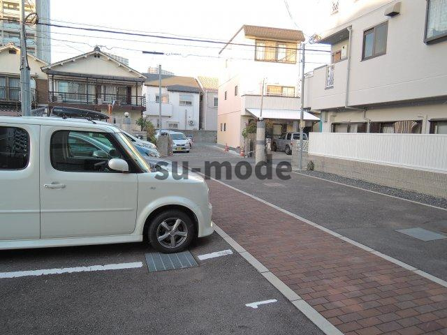 メゾンローリエの駐車場