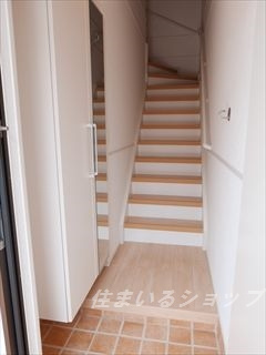 広島市安佐北区亀山２丁目のアパートの玄関|ミラー付き大型シューズボックス