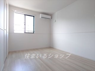 安芸高田市吉田町国司のアパートの寝室|寝室にもエアコンあり