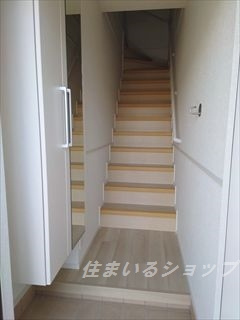 安芸高田市吉田町国司のアパートの玄関|ミラー付き大型シューズボックス