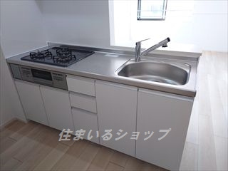 安芸高田市吉田町国司のアパートのキッチン|２口コンロ・グリル付きシステムキッチン