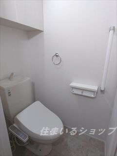 安芸高田市吉田町国司のアパートのトイレ|シャワートイレ・手数り・収納あり