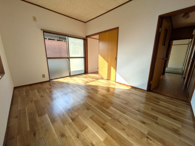 平福２丁目借家の居間・リビング|こちらのリビングで趣味の時間をお楽しみください