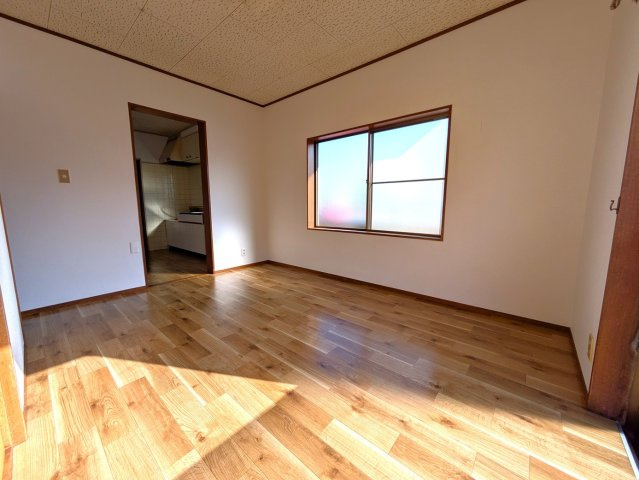 平福２丁目借家の居間・リビング|使いやすい居間です