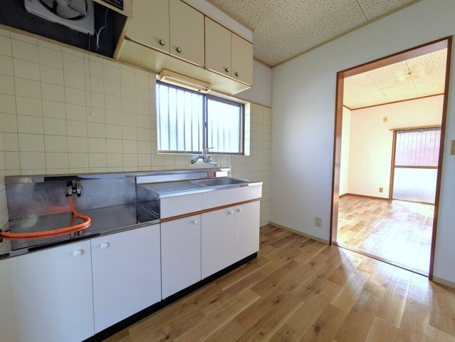平福２丁目借家のキッチン|コンパクトなキッチンで掃除もラクラク