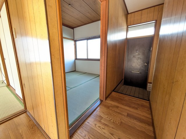 平福２丁目借家の玄関|明るい玄関です
