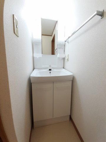 メイツクレストールＢの洗面所|明るい洗面所です