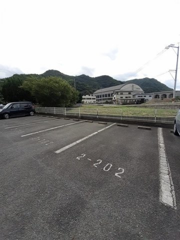 メイツクレストールＢの駐車場|駐車場に車を止められます
