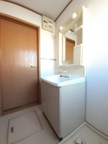 クレスト－ル福田の洗面所|明るい洗面所です
