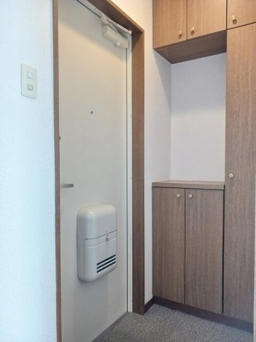 【玄関】 | サンシティ臼井Ａ | 収納もある玄関です