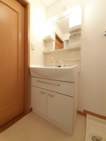 ウエストファーム　カタカミの洗面所|明るい洗面所です