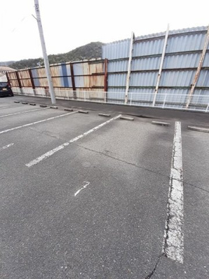 【駐車場】 | アミティエＡ | 駐車場があるので、車を買う予定の方も安心です