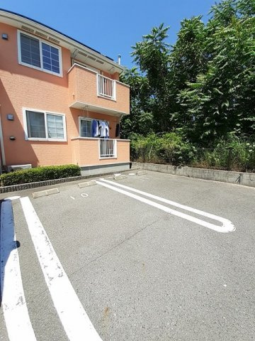 メゾンフォレスタＣ棟の駐車場|車をお持ちの方に嬉しい駐車場付きの物件です