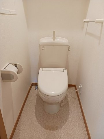 メゾンフォレスタＣ棟のトイレ|落ち着いた色調のトイレです