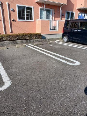 メゾンフォレスタＣ棟の駐車場|駐車スペースもあります