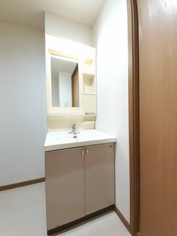 サンシティー臼井Ｃの洗面所|スペースが確保できる洗面所です