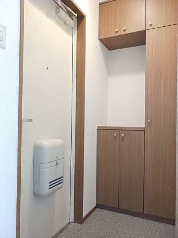 サンシティ臼井Ａの玄関|収納もある玄関です