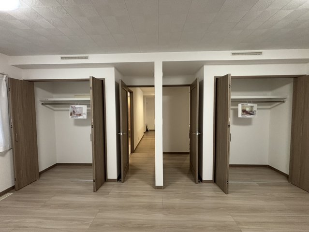 水戸市内原1丁目　新築戸建の収納|パイプ棚付きで奥行きもある大容量のクローゼットです♪