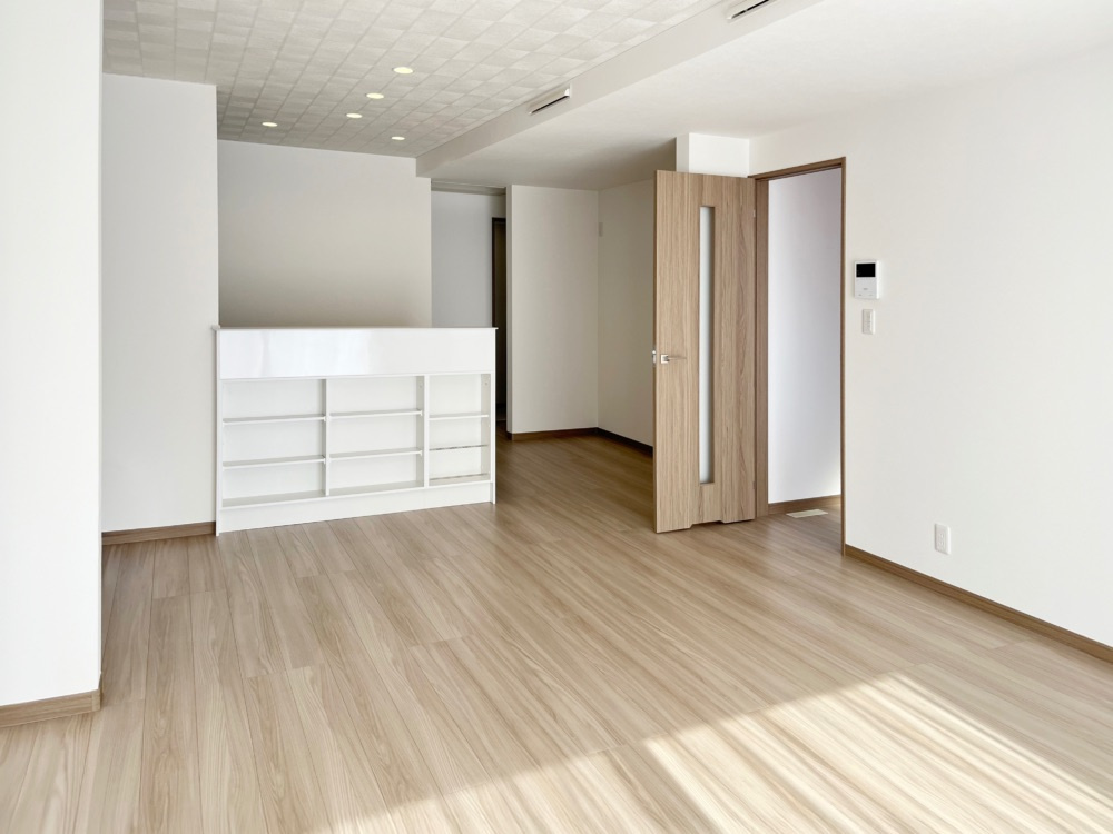 水戸市内原1丁目　新築戸建の居間・リビング|南向きで明るく、ゆったりとしたリビングです♪