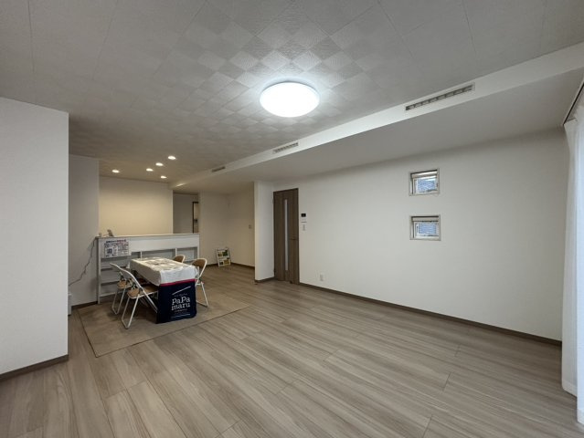 水戸市内原1丁目　新築戸建の居間・リビング|家族の会話が自然と弾む、広々としたゆとりのLDK。南向きの窓からたっぷりの光が射し込む明るく快適な空間です。