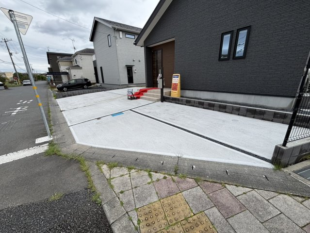 水戸市内原1丁目　新築戸建の駐車場