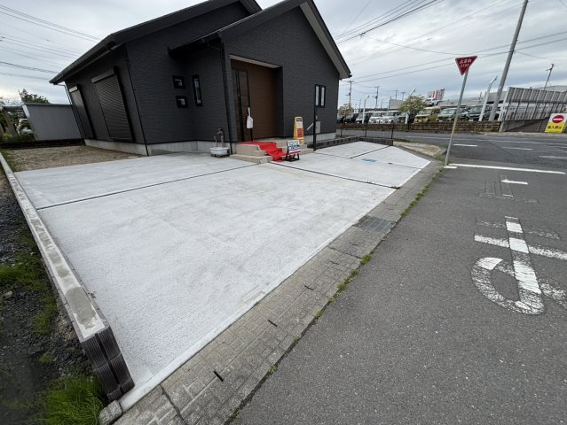 水戸市内原1丁目　新築戸建の駐車場