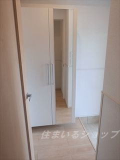 エスポワールの玄関|ミラー付き大型シューズボックス
