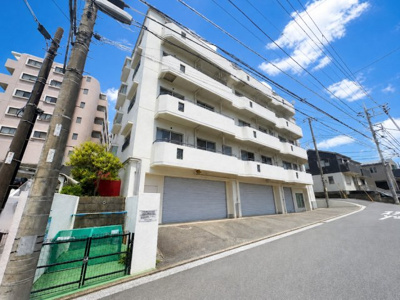【外観】 | 藤和北寺尾コープ | ◆堂々たる趣ながら、主張し過ぎずどこか余裕を感じさせるシャープなフォルムで佇む邸宅は、晴天の空と照らし合わせる事で、本来あるべき完成形の姿を見せてくれます。