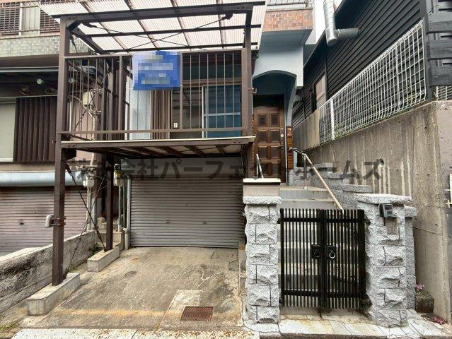 松丘町戸建　賃貸の駐車場|駐車場に車を止められます