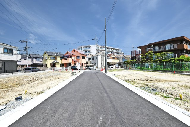 尼崎市田能4丁目建築条件無し土地｜全9区画＋90㎡の前面道路含む現地写真|現場の中心には幅員約6ｍの道路あり。