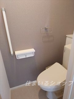 安芸高田市吉田町山手のアパートのトイレ|シャワートイレ・収納あり