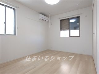 安芸高田市吉田町山手のアパートの寝室|寝室にもエアコンあり