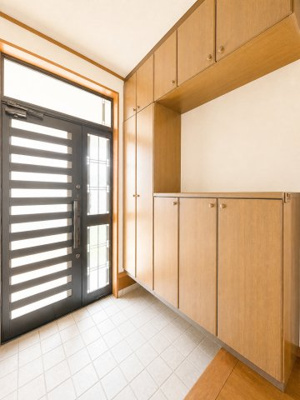 【玄関】 | ◆瀬谷区宮沢２丁目　中古戸建◆ | ◆明るい玄関です！散らかりやすい玄関もスッキリする大容量のシューズボックス付き。(写真は加工しています)