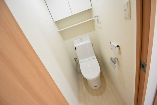 収納豊富なトイレです