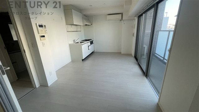 東向きエアコン付きの9.3帖のリビングです♪