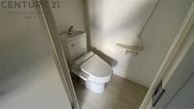 温水洗浄便座付きのトイレです♪