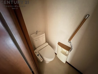 温水洗浄便座付きのトイレです♪