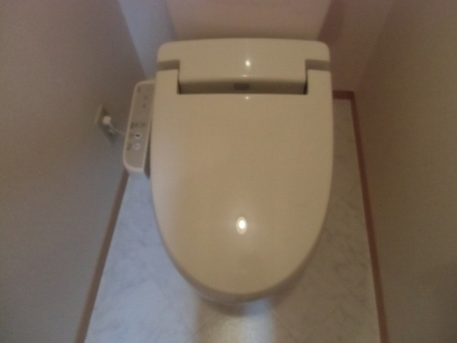 温水洗浄便座付きのトイレです♪
