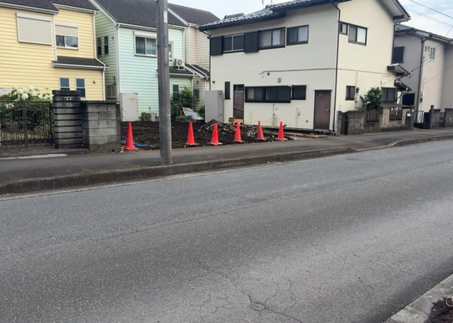 【外観】 | 現地に行くなら、物件の周囲の地形がどうなっているかを見ることも大切です。周辺より低くなっている土地では、大雨などで水が集まりやすいため、地盤が弱くなっているということも考えられるため、注意が必要です。