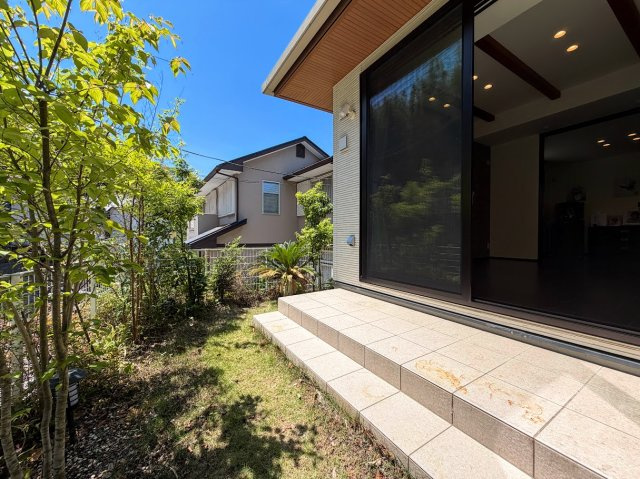 戸塚区下倉田町　中古戸建て　第2の庭|◆柔らかな色合いのフローリングと清潔感のあふれる白のクロスが明るい空間を創り出しているリビングダイニング。家族の集まる憩いの場にふさわしいです。