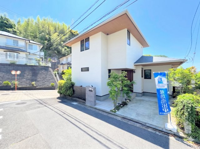 戸塚区下倉田町　中古戸建て　第2の前面道路含む現地写真|◆広々としたリビング・ダイニングは、シックでモダンな内装。落ち着いた雰囲気に包まれて、伸びやかな空間のなかで、ゆったりと家族団らんのひとときを過ごせます。