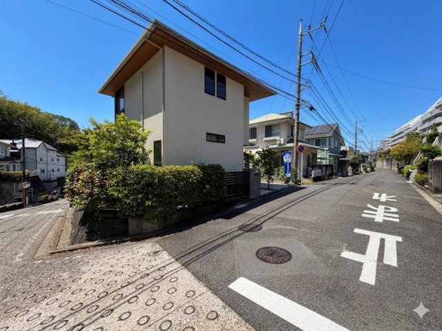 戸塚区下倉田町　中古戸建て　第2の前面道路含む現地写真|◆角地のため開放感があります。南側はひな壇のため陽当り・風通し良好です。