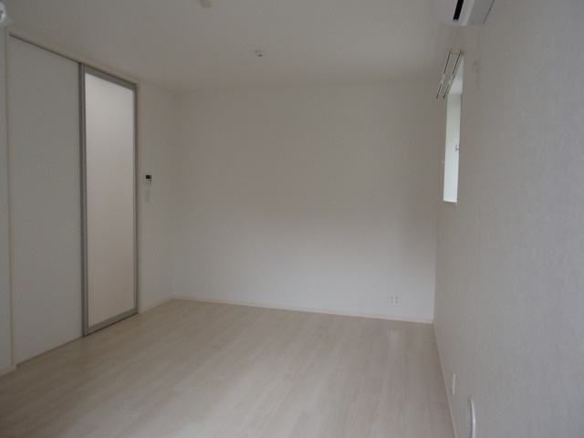Ｒ　ＧＡＲＤＥＮ　ＪＩＹＵＧＡＯＫＡの居間・リビング|窓の多いお部屋です