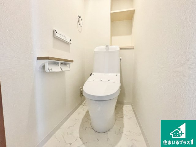フルヴェール白鷺のトイレ|トイレは明るく清潔な雰囲気にしました！温水洗浄便座つきです♪【現地写真】