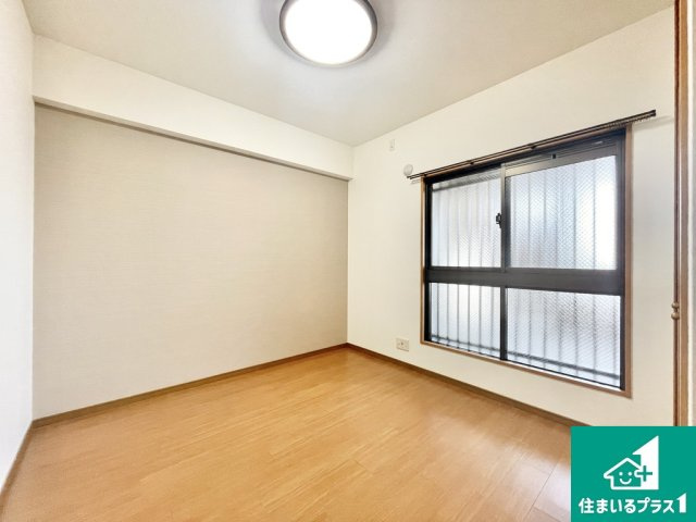 フルヴェール白鷺の子供部屋|５．７帖の洋室です！ライトグレーのアクセントクロスがおしゃれです♪【現地写真】