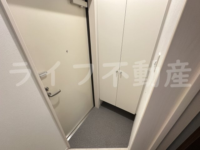 ルミエール若江岩田の玄関
