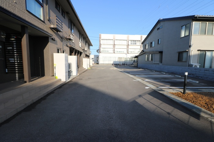 エスタシオンＪの駐車場